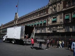 Previo a la marcha a favor del INE, instalan vallas metálicas en los alrededores de Palacio Nacional. SUN/C. Mejía