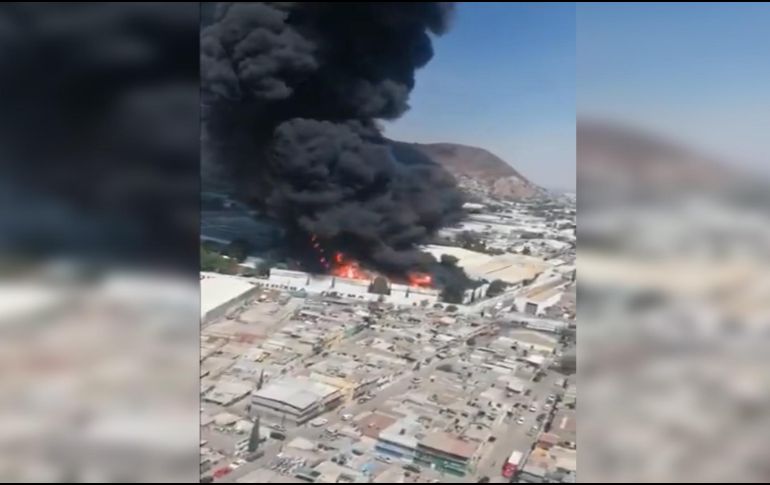 Grandes columnas de humo salen del edificio, mientras que el Cuerpo de Bomberos se encuentra en la zona y se realizan cortes a la circulación. TWITTER / @El_Universal_Mx