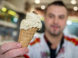 Los ingredientes del helado de Micolino son harina de grillo, crema espesa, extracto de vainilla y miel, y lo espolvorea con grillos enteros. AP/M. Murat