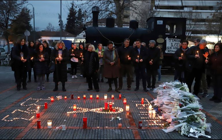 Con velas y flores, personas honran a las víctimas de la colisión. AP/V. Kousioras