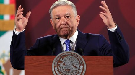 López Obrador presumió que el dólar está a a 18 pesos y que  el viernes estuvo a 17.98; celebró que ''vamos bien y vamos a continuar''.  EFE / M. Guzmán