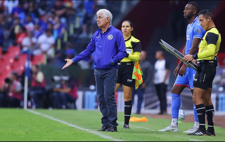 El fin de semana se sorprendió al técnico del Cruz Azul, el Tuca Ferreti, fumando en uno de los palcos del Estadio Azteca. IMAGO7