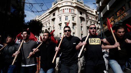 Estudiantes gritan consignas durante una protesta tras un accidente de tren mortal, en Atenas. EFE/Y. Kolesidis