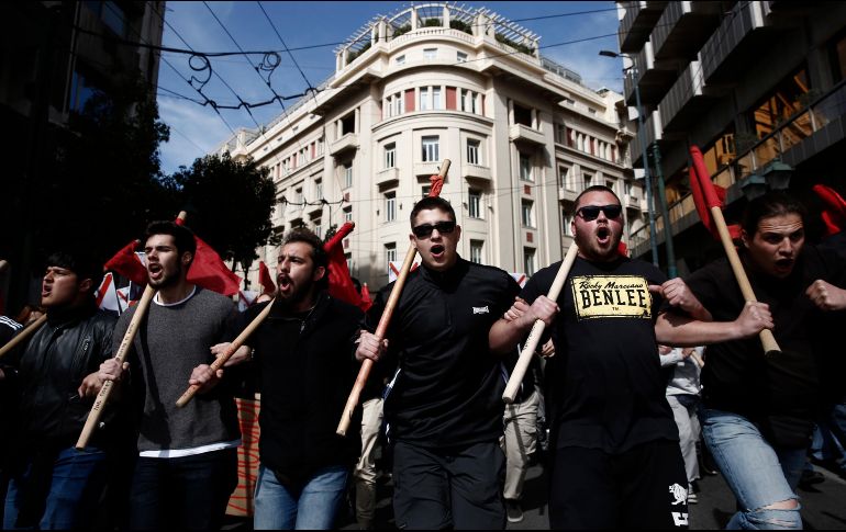 Estudiantes gritan consignas durante una protesta tras un accidente de tren mortal, en Atenas. EFE/Y. Kolesidis