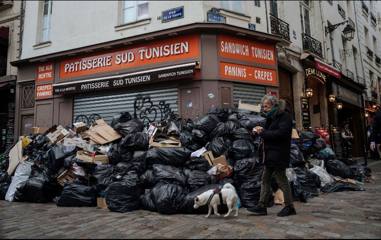 El paro en el servicio de recogidas de basura en París y en varias incineradoras de desechos ha dejado unas incómodas imágenes de la ciudad. AP/L. Joly