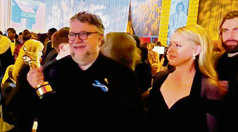 El cineasta posa junto su esposa, durante la fiesta oficial que ofrece la Academia. EL UNIVERSAL