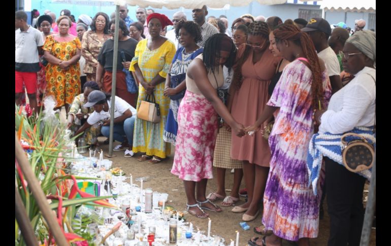 Familiares de los fallecidos y desaparecidos colocaron ofrendas en el lugar donde hallaron los cuerpos. AFP