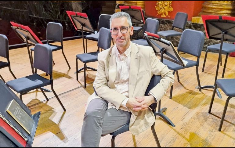 José Luis Castillo, director de la Orquesta Filarmónica de Jalisco, posa desde el escenario del Teatro Degollado. EL INFORMADOR/ R. Solís