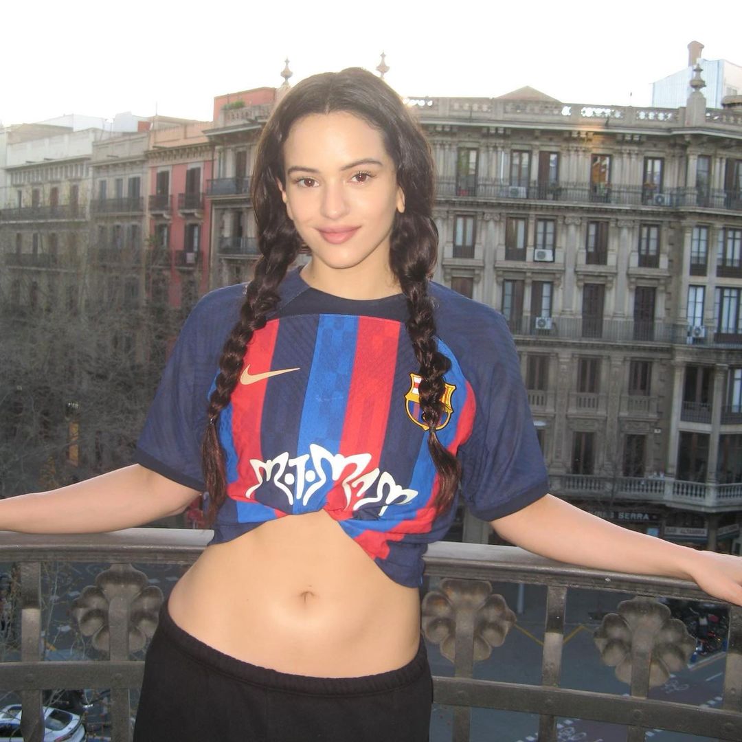 Rosalía posando con el jersey especial del Barcelona, en honor a su nombre. ESPECIAL