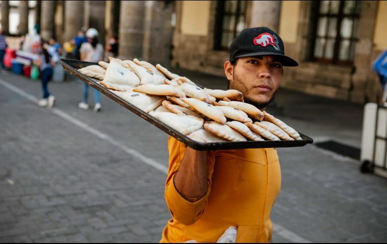 Se autorizó la instalación de hasta 258 puestos para la venta de empanadas, palmas, cirios, artículos religiosos y agua en el Centro de Guadalajara. EL INFORMADOR / ARCHIVO