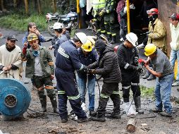 Personas ayudan en las labores de rescate en la mina de carbón donde ocurrió una explosión en Sutatausa. EFE/M. Dueñas