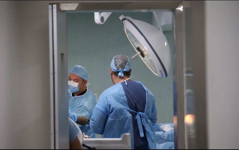 Al momento de estar en cirugía, el personal médico fija su vista en la sangre, siendo el color rojo el principal color en el cual se concentra su mirada. EL INFORMADOR / ARCHIVO