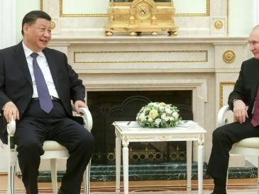 El presidente chino, Xi Jinping, y el mandatario ruso, Vladimir Putin, durante una reunión diplomática en Moscú. EFE