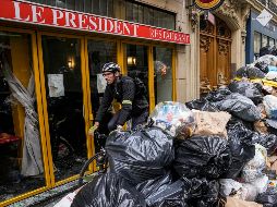 El gobierno de Macron ha intentado remediar la situación en París decretando la vuelta al trabajo obligatoria de decenas de profesionales de la limpieza. AP/M. Euler