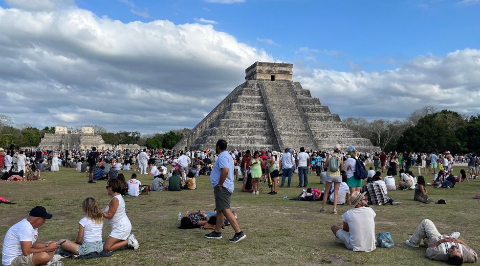 Turistas de India, Japón, Austria, México y España no repararon en gastos para llegar a la ciudad sagrada de los mayas y vivir esta experiencia única. AP/M. López