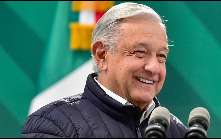 Previo al evento conmemorativo, López Obrador firmó libros y recibió peticiones de pobladores. EFE/ Presidencia De México