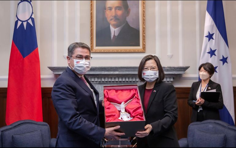 Foto de 2021 donde el entonces presidente hondureño, Juan Orlando Hernández, intercambia regalos con su homóloga taiwanesa Tsai Ing-wen. AP/Oficina Presidencial de Taiwán