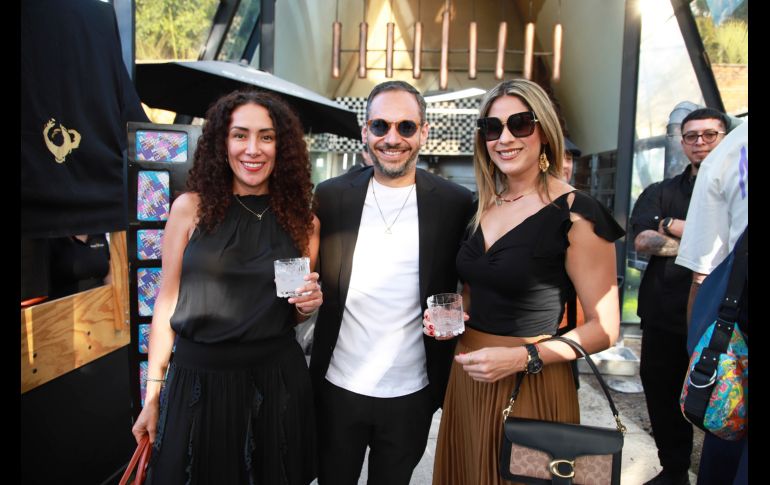 Mónica Ramírez, Carlos González y Claudia Uriostegui. GENTE BIEN JALISCO/Tony Martínez