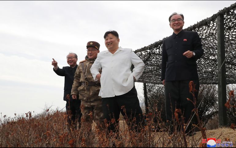 El líder supremo de Corea del Norte, Kim Jong-un, observa un ejercicio de misiles de crucero realizado en Jakdo-dong, provincia de Hamgyong del Sur, Corea del Norte. EFE/KCNA