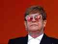 La fama de Elton John lo llevó a ser condecorado por la realeza británica. EFE/ ARCHIVO