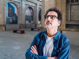 El artista posa desde el Museo Cabañas, donde presenta su exposición “Entrevista”. EL INFORMADOR/ A. Navarro