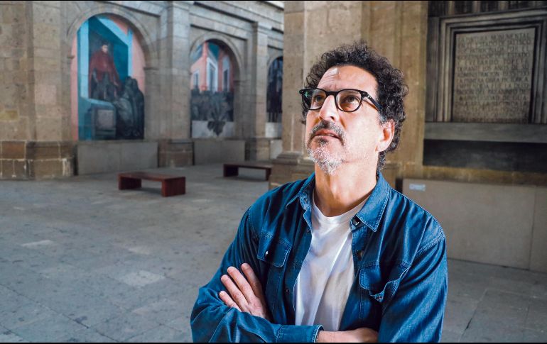 El artista posa desde el Museo Cabañas, donde presenta su exposición “Entrevista”. EL INFORMADOR/ A. Navarro