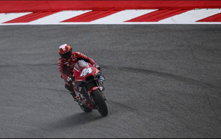 Pol Espargaró, de 31 años, perdió el control de su moto a alta velocidad y chocó con violencia contra un muro de neumáticos. AFP / P. de Melo Moreira