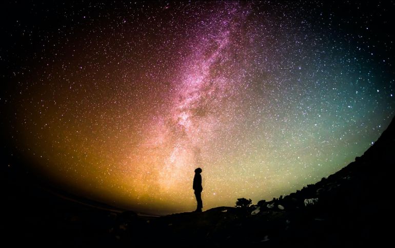 Los planetas se extenderán desde la línea del horizonte hasta aproximadamente la mitad del cielo nocturno, pero hay que verlos temprano. ESPECIAL/Foto de Greg Rakozy en Unsplash