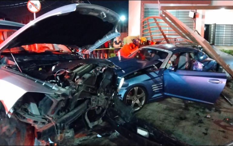 Un hombre que manejaba un auto deportivo color azul quedó prensado en un choque en la Colonia Belisario Domínguez. ESPECIAL