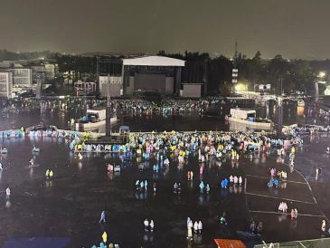El granizo y la lluvia comenzaron a amenazar el concierto a realizarse en el Estadio ya que las inmediaciones son al aire libre. ESPECIAL