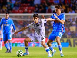 Rodrigo López y Rodrigo Huescas disputan el balón. El Cruz Azul volvió a decepcionar a su afición. EFE/V. Cruz
