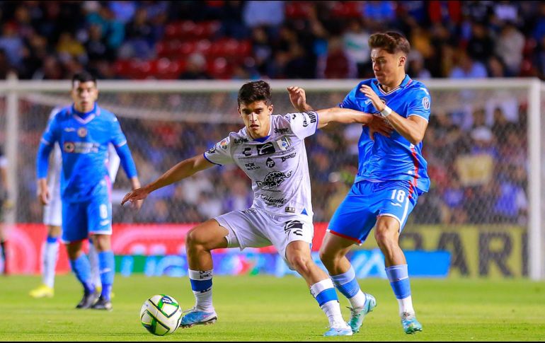 Rodrigo López y Rodrigo Huescas disputan el balón. El Cruz Azul volvió a decepcionar a su afición. EFE/V. Cruz