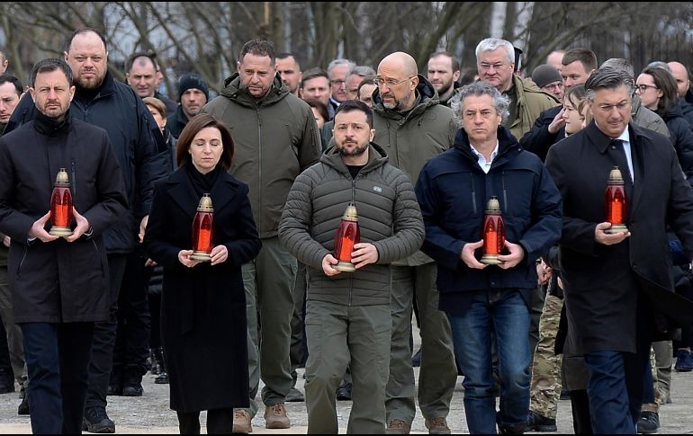 Junto a ellos depositó velas rojas en el memorial dedicado a las víctimas de la matanza. EFE/A. NESTERENKO
