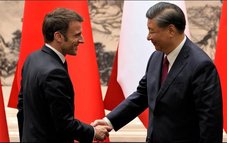 El presidente francés, Emmanuel Macron, le da la mano al presidente chino, Xi Jinping, luego de reunirse con la prensa en el Gran Salón del Pueblo en Beijing. EFE