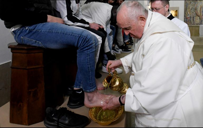 El Papa Francisco acudió a la Casa del Marmo en Roma, en la que animó a los fieles a ayudarse entre sí, se levantó de su silla de ruedas para lavar y besar los pies diez hombres y dos mujeres. AFP / ESPECIAL