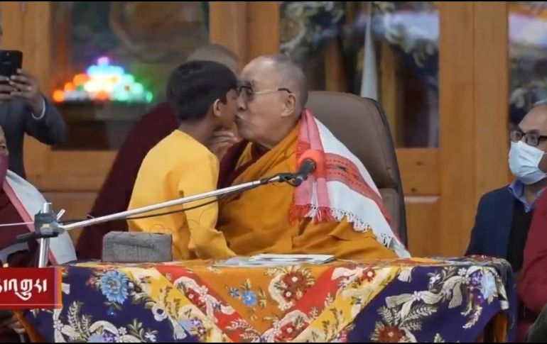 El Dalai Lama le solicita al menor acercarse, lo besa, lo abraza, y luego le pide que le chupe la lengua. ESPECIAL
