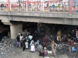 Cientos de consumidores de heroína se reúnen en condiciones miserables bajo el puente de Pul-e-Sukhta, en Kabul. GETTY IMAGES