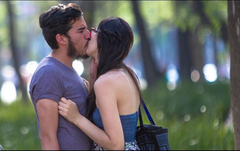 Un beso apasionado ejercita más de 30 músculos de la cara y los mantiene tonificados, reduce la apariencia de las líneas de expresión, ayuda a adelgazar, disminuye el estrés, la tensión y la ansiedad. NTX / ARCHIVO
