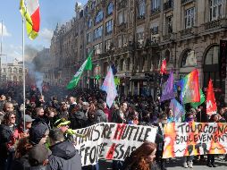 Advierten que las violentas protestas en Francia continuarán hasta que se dé marcha atrás a la reforma de pensiones de Macron. AP/M. Spingler