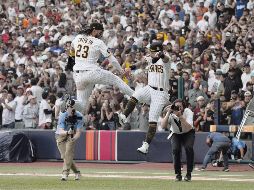 Los Padres de San Diego se llevaron los dos juegos de MLB disputados en México. AP
