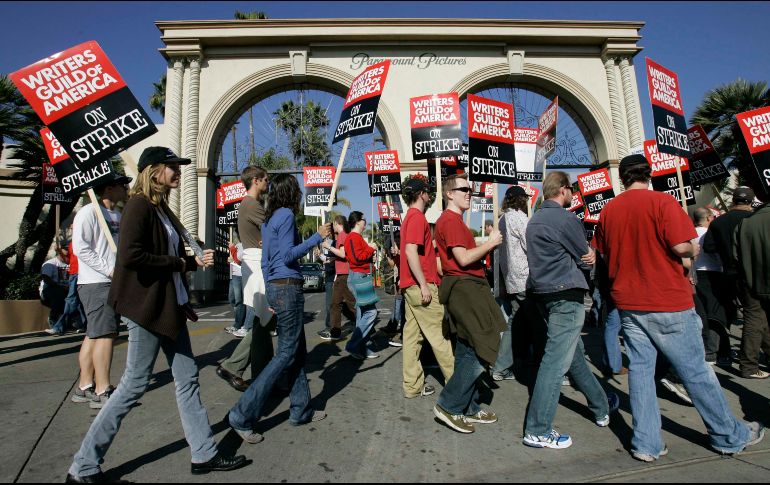 Los guionistas se encuentran en una posición de incertidumbre laboral debido a la llegada de las plataformas streaming. AP
