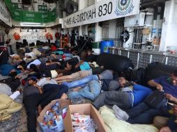 Evacuados descansan a bordo de un buque naval saudita mientras viaja de Puerto Sudán a Yeda. AFP