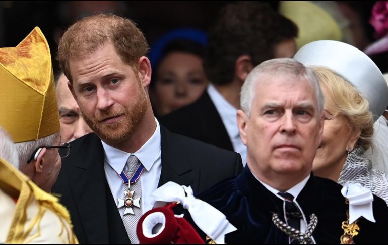 El protocolo ubicó al príncipe, de 38 años, en la tercera fila durante la ceremonia, dos por detrás de su hermano, el príncipe Guillermo, heredero al trono. EFE / A. Rain