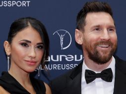 Messi junto a su mujer Antonela, en la alfombra roja antes de recibir el galardón. EFE/T. Suarez