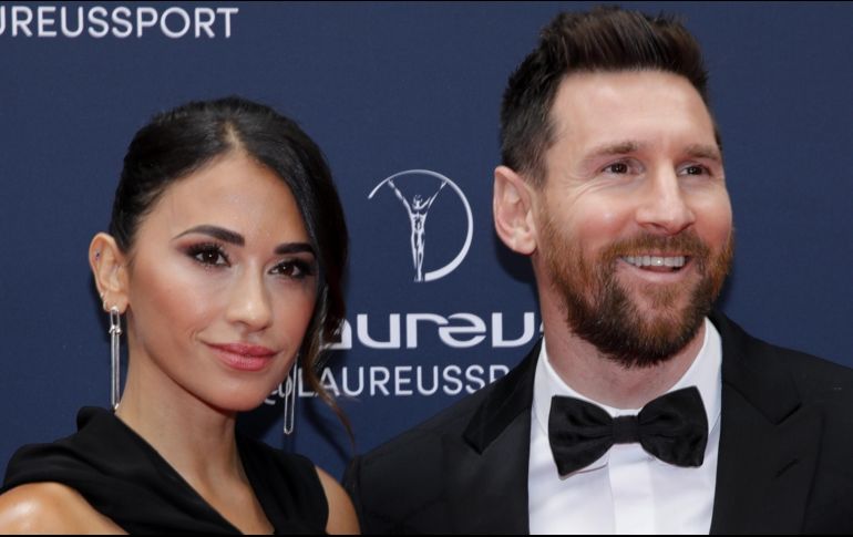 Messi junto a su mujer Antonela, en la alfombra roja antes de recibir el galardón. EFE/T. Suarez