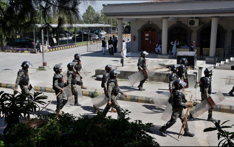 Después de que las fuerzas de seguridad se llevaran al exmandatario se produjo una escaramuza entre partidarios de Khan y la policía ante la corte. AP/G. Farid
