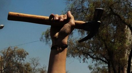 El alumno siguió golpeando al maestro aun cuando estaba tirado en el piso. SUN