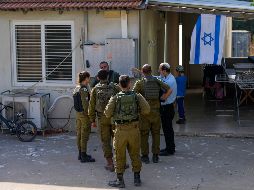 Soldados israelíes vigilan una casa dañada por los bombardeos. AP/O. Zwigenberg