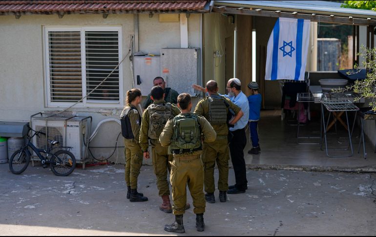 Soldados israelíes vigilan una casa dañada por los bombardeos. AP/O. Zwigenberg