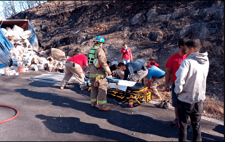 En las imágenes se observa al camión volcado, mientras cuerpos de emergencia y rescate asisten a los lesionados. TWITTER / @PCJalisco